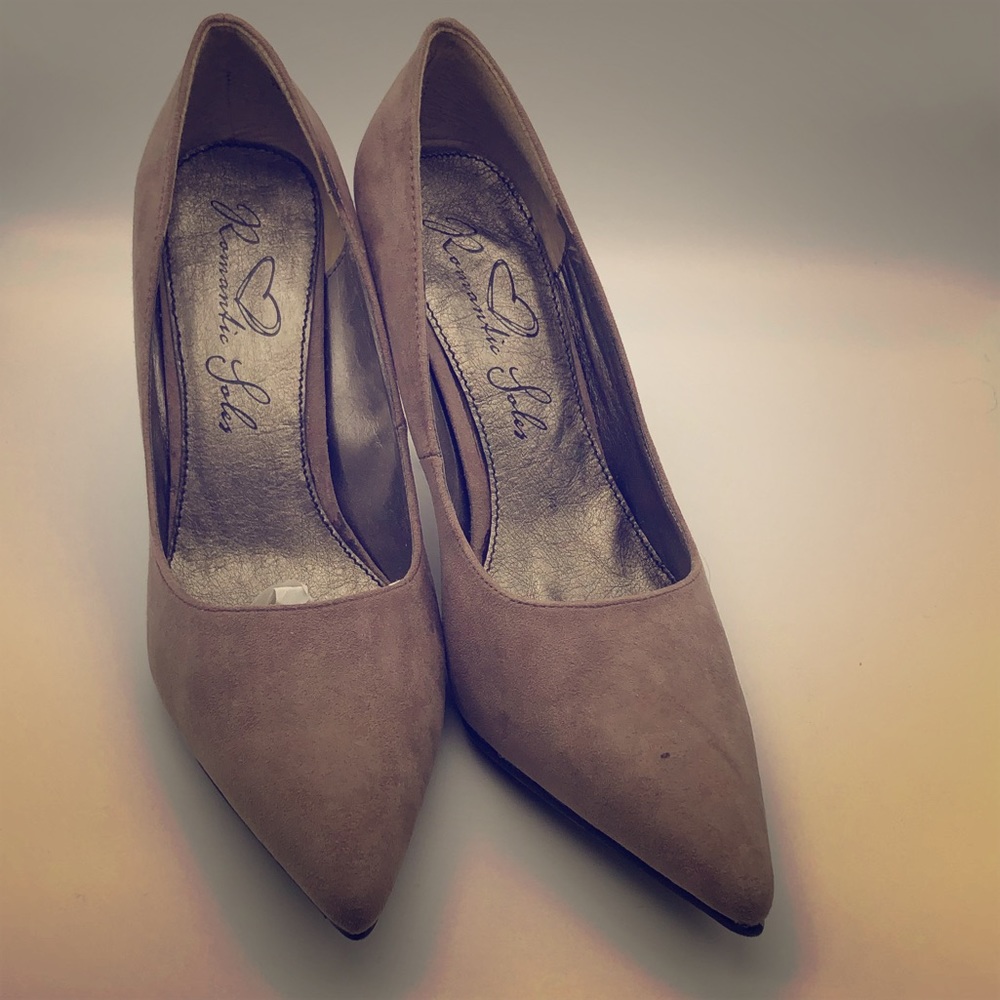 Romantic Soles - Pointed Heel. Tan, Size 7 W